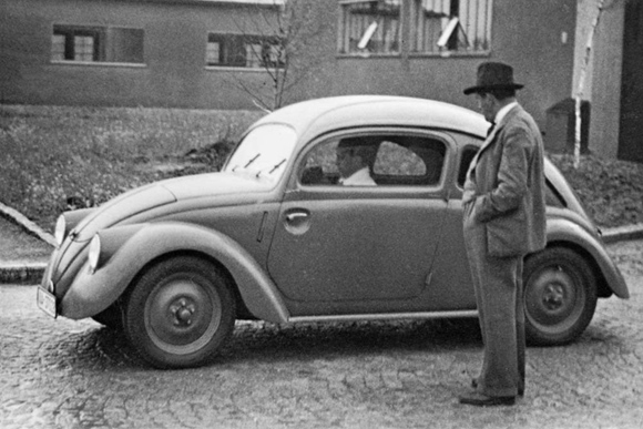 Фердинанд Порше рядом с VW W30 (Тур 60), 1937 год
