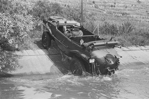Полноприводный VW-Schwimmwagen (Porsche Typ 166) на испытаниях