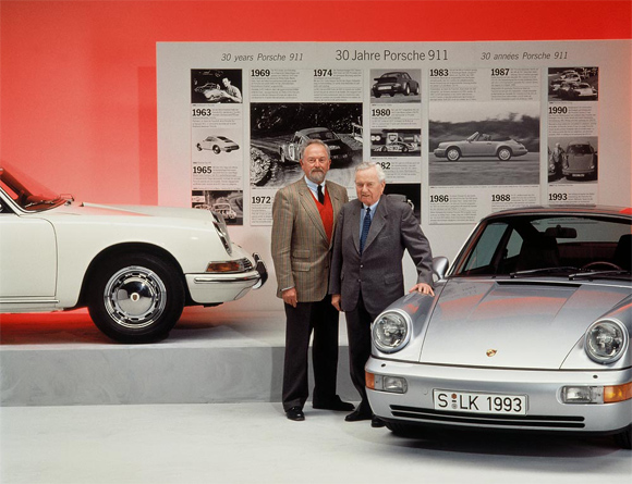 Ферри Порше со своим сыном Фердинандом Александром рядом с Porsche 911 (1964) и Porsche 911 Carrera 4 Coupe (1993)