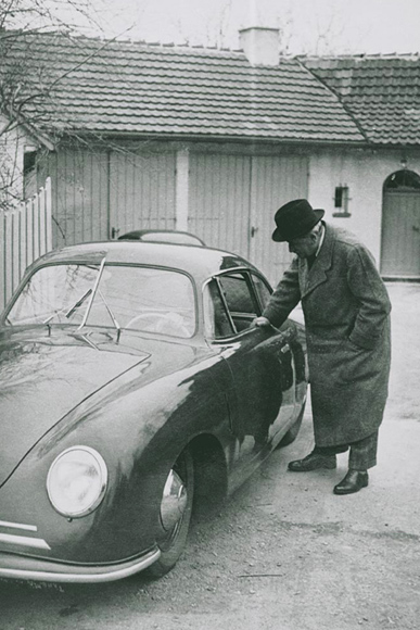 Фердинанд Порше рядом с Porsche 356-2 Gmünd-Coupe , 1950 год. На заднем плане - двойной гараж «Порше-Виллы» в Штутгарте
